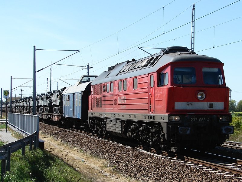 Am 03.05.07 steht 232 668 mit einem Militrtransport am Haken im Ausweich Stralsund-Langendorf und wartet auf einen entgegenkommenden IC…