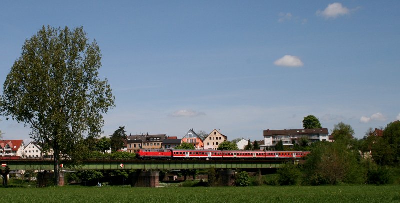 Am 03.05.08 berquert eine unbekannte 218 mit einem RE nach Mannheim bei Bad Friedrichshall-Jagstfeld den Neckar.
