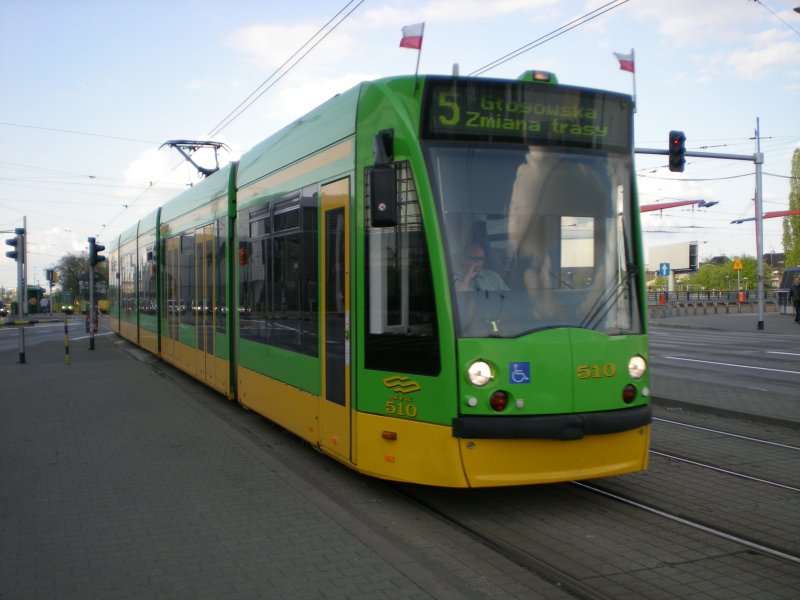 Am 03.05.08 war ich auf dem Dampflokfest in Wolsztyn. Am Abend, auf dem R�ckweg beim Umsteigen in Poznan, gab es noch die Gelegenheit f�r ein paar Stra�enbahnfotos am Hauptbahnhof. Hier das Modernste was ich gesehen habe. Ich bin nicht der Stra�enbahnexperte, aber sieht sehr nach Combino aus. 