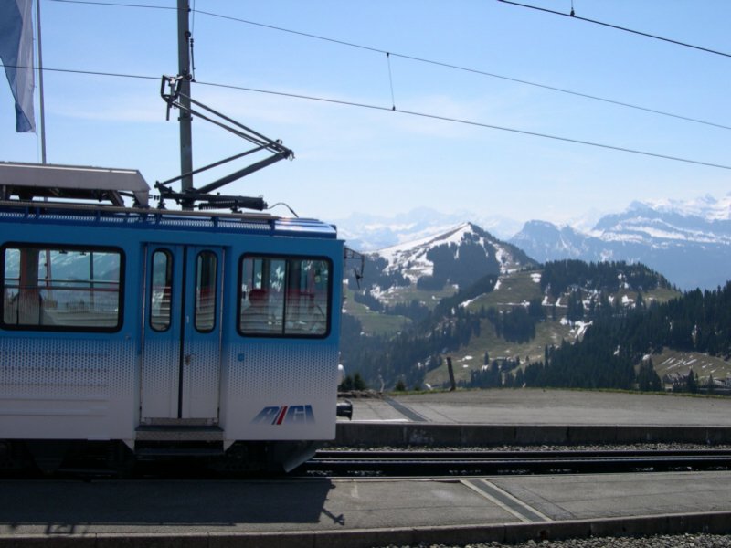 Am 03.05.2006 wartet ein Zug der Arth-Rigi-Bahn in Rigi Kulm auf die Rckfahrt nach Arth-Goldau. Obwohl die beiden Bergbahnen, VRB und ARB schon seit jahren zu den Vereinigten Rigibahnen fusionierten, tragen sie immernoch ihre ursprngliche Farbgebung, blau, die Arth-Rigi-Bahn (ARB) und rot die Vitznau-Rigi-Bahn (VRB).Umgangssprachlich spricht man meist nur von der  blauen  und der  roten  Rigibahn.