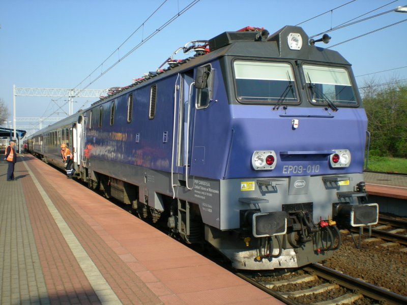 Am 03.05.2008 hat die EP09-10 in Rzepin unseren EC 41  Berlin-Warszawa-Express  bernommen. 