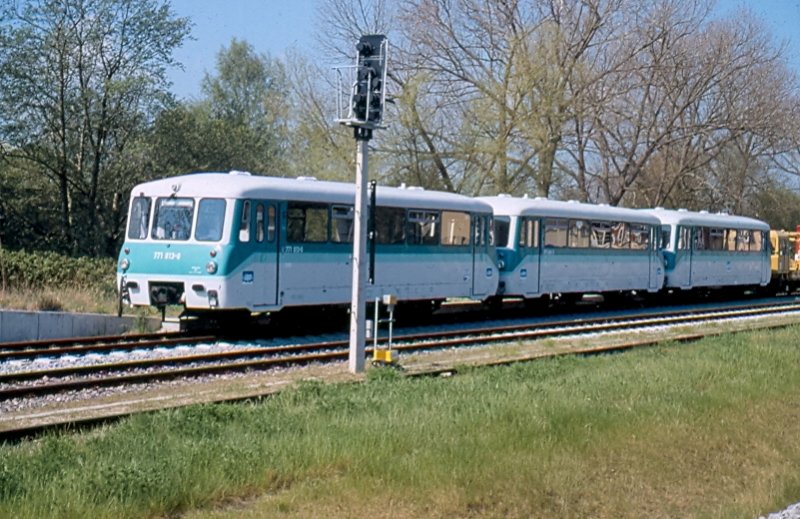 Am 03.05.2008 steht diese 3-teilige Ferkeltaxen Einheit im Bahnhof von Zinnowitz. Leider wei ich nicht, ob sie noch als Verstrkerzge laufen, jedoch kann man vom Pflegezustand nicht bahaupten, dass sie abgestellt sind.