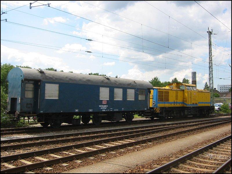Am 03.06.2006 stand 203 302 mit einem Bauzugwaggon in Karlsruhe Hbf.