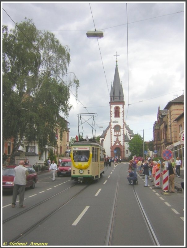 Am 03.06.2007 fuhr ein Straenbahncorso durch Mainz-Gonsenheim, um die 100jhrige Wiederkehr der ersten Fahrt der elektrischen Straenbahn nach Gonsenheim wrdig zu begehen. Der Corso wurde von dem dreiachsigen Triebwagen 97 (Baujahr 1950 Westwaggon/SSW) angefhrt, hier in der Breiten Strae vor der evangelischen Kirche aufgenommen.