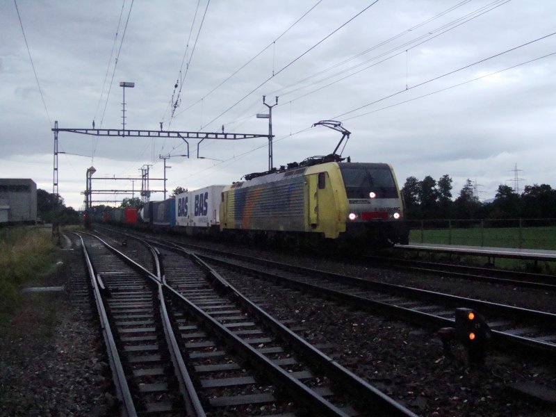 Am 03.07.2008 kam die FNM 189 992 mit ihrem VOS-Zug ber 5 Stunden zu spt durch Oberrti durch...