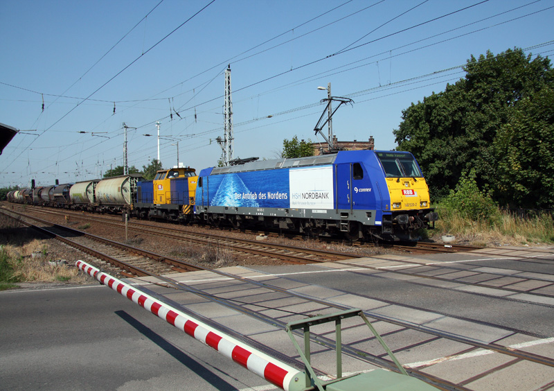 Am 03.07.2009 durchfahren 146 520-2 und V142 der Regiobahn Bitterfeld-Berlin mit einem Kesselwagenzug Delitzsch-Rangierbahnhof.