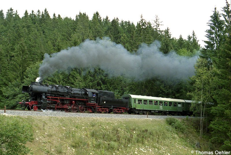 Am 03.09.06 bespannte 52 8154 zum  Tag der Sachsen  Pendelzge auf der wiedererffneten Strecke Pockau-Marienberg. Das man den Zug hier bei Httengrund so gut ablichten kann, ist dem Katastrophenhochwasser 2002 geschuldet, denn dadurch musste auch diese Bschung neu aufgeschttet werden. In ein paar Jahren haben sicher Bsche und Bume den Damm zurckerobert.