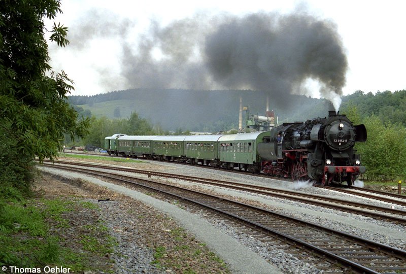 Am 03.09.06 bespannte 52 8154 zum  Tag der Sachsen  Pendelzge auf der wiedererffneten Strecke Pockau-Marienberg. Hier ist der Zug gerade bei der Ausfahrt aus Pockau zu sehen.