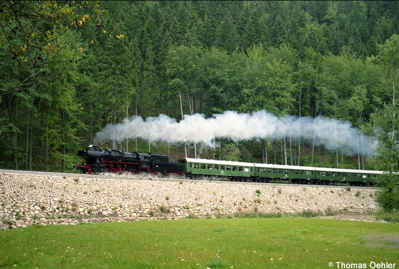 Am 03.09.06 bespannte 52 8154 zum  Tag der Sachsen  Pendelzge auf der wiedererffneten Strecke Pockau-Marienberg. Hier ist der Zug auf der neu errichteten Sttzmauer zwischen Pockau und Strobelmhle unterwegs.