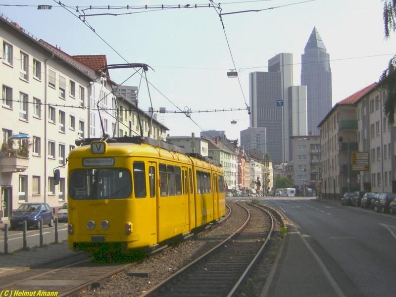 Am 03.09.2005 fand eine Sonderfahrt mit dem Museumsfahrzeug
111 (ex 902) der Bauart O statt, die Aufnahme zeigt den Wagen
am Kurfrstenplatz mit dem Messeturm im Hintergrund.