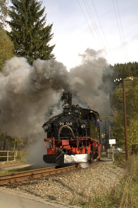Am 03.10.09 ist 99 568 zwischen Hp Forellenhof und Bahnhof Schmalzgrube unterwegs.