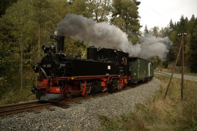Am 03.10.09 war 99 590 zwischen Steinbach und Schmalzgrube unterwegs. Hier dampft sie dem Bahnbergang der Grumbacher Strae entgegen.