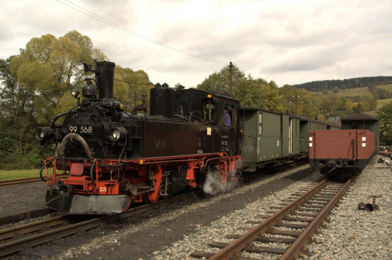 Am 03.10.09 wartet 99 568 im Bahnhof Steinbach auf dem Abfahrtsbefehl.