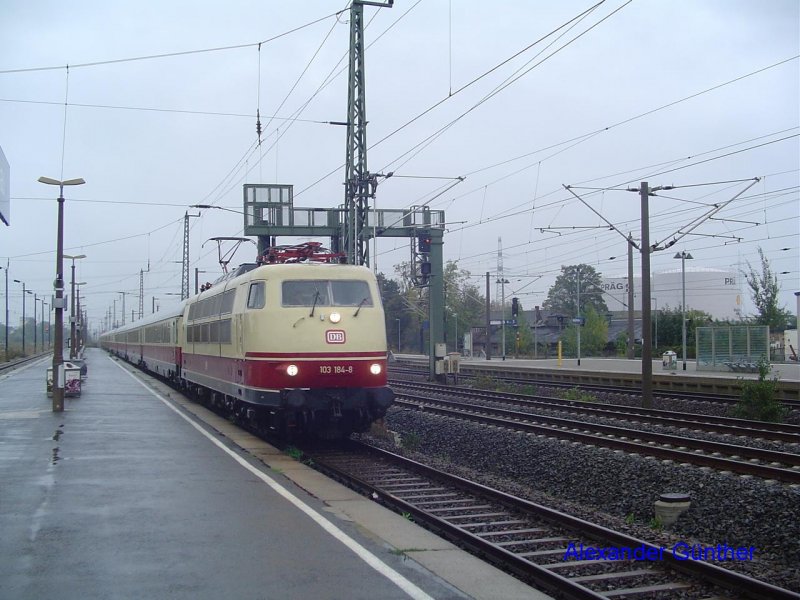 Am 03.10.2006 fhrt 103 184-8 mit dem Rheingold-Sonderzug im strmenden Regen in Heidenau ein. Der Zug kam von Bonn Hbf nach Dresden Hbf, fuhr dann als Leerreisezug nach Heidenau, um die Lok umzusetzen und um anschlieend nach Chemnitz Hbf zu fahren.