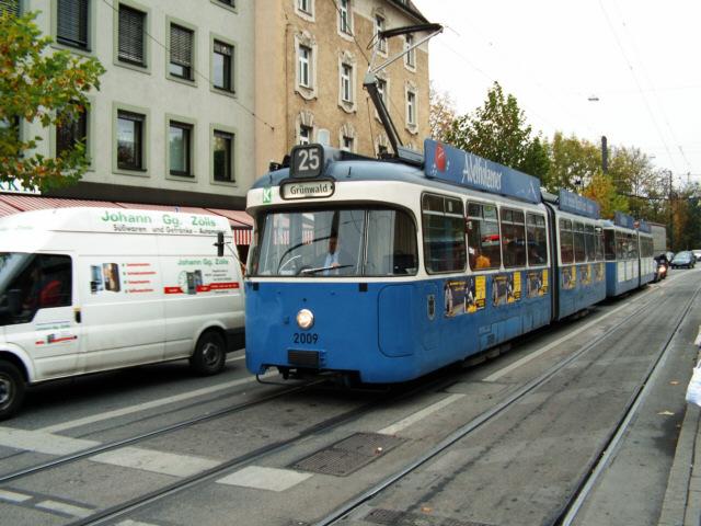 Am 03.11.04 ist Wagen 2009 auf der 25er unterwegs.