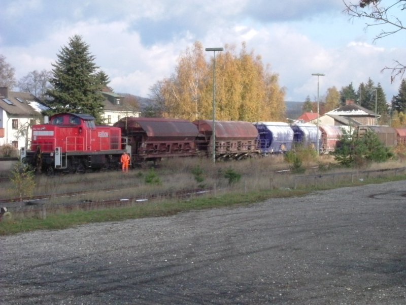 Am 03.11.2006 steht 294 716 mit ihrem Gterzug abfahrbereit nach Amberg im Bahnhof Hirschau. (Strecke Amberg-Schanittenbach)