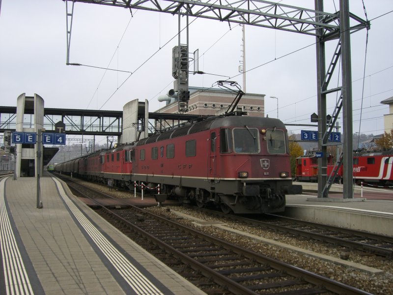 Am 03.11.2007 fuhr dieser Gterzug, gezogen von zwei Re 10/10 Paketen durch Spiez in Richtung Ltschberg.