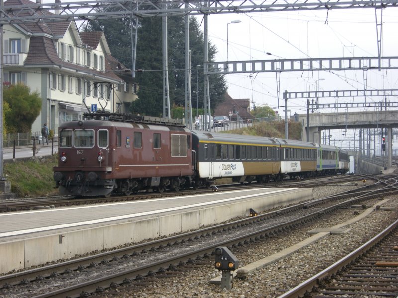 Am 03.11.2007 fuhr die Re 4/4 167 der BLS mit dem GoldenPass Panoramic Express in Spiez ein.