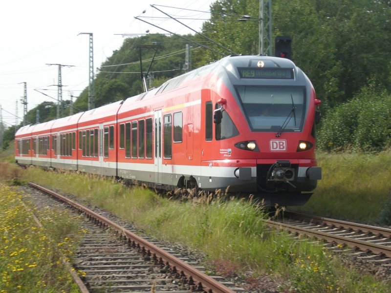 Am 03.September 2009 verlie ein Flirt 429 als RE Stralsund-Binz den Bahnhof Lietzow.
