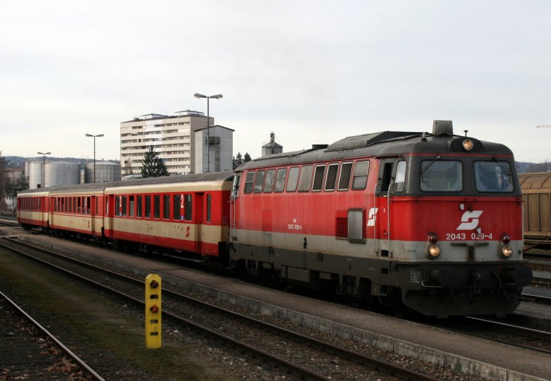 Am 04.02.08 bespannte die 2043 029 den R 5991 nach Neumarkt-Kallham.