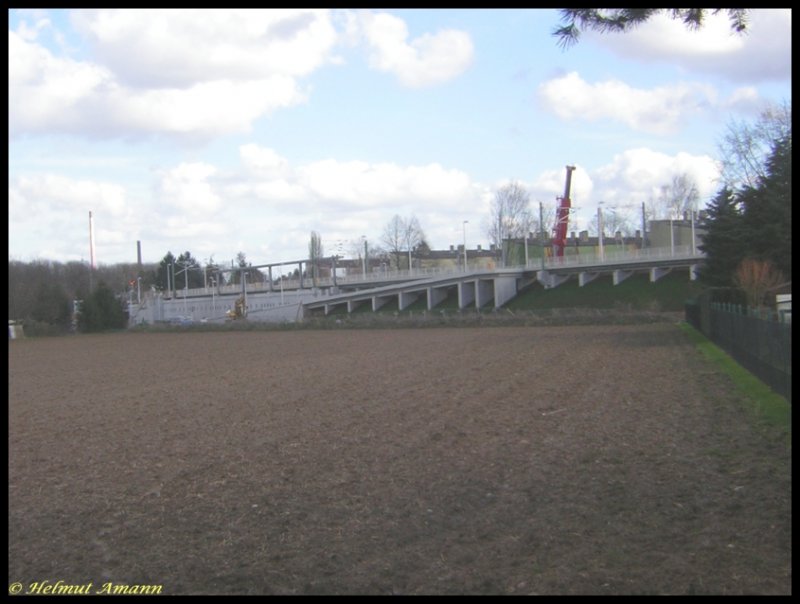 Am 04.03.2007 bot die im Bau befindliche S-Bahn-Station Zeilsheim diesen Anblick. Zum Vergleich empfiehlt sich das Betrachten der Bilder Nummer 66360 und 77195 in der Rubrik S-Bahn Rhein-Main. Bisher unbesttigten Gerchten zufolge soll die Erffnung der neuen Station, die bereits vom ursprnglich geplanten Termin Dezember 2006 auf April 2007 verschoben wurde, aufgrund von erneuten Verzgerungen erst im Juni stattfinden. 