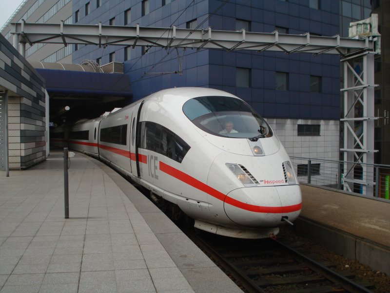 Am 04.04.09 wartet der ICE 15 International 4652  Arnhem  der NS Hispeed in Bruxelles Midi/Brussel Zuid auf seinen Abfahrtsauftrag in Richtung Frankfurt am Main ber Lttich, Aachen und Kln.