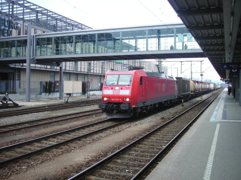 Am 04.04.2006 fuhr 185 052 mit einem Gterzug durch Regensburg.
