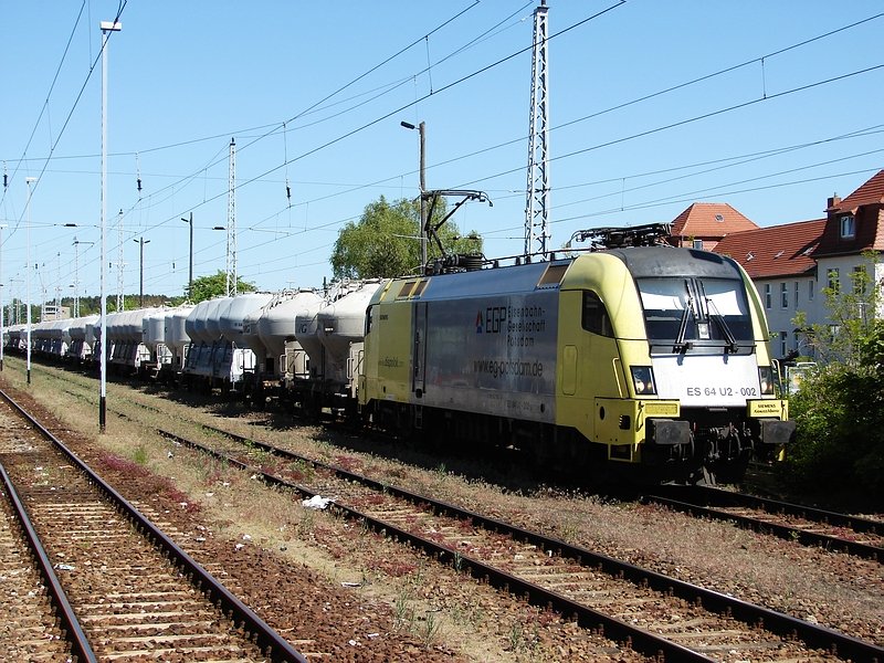 Am 04.05.07 stand ES 64 U2-002 mit einem Zementzug im Bahnhof Neustrelitz. Bemerkenswert hier die neue Beklebung durch die Firma EGP.