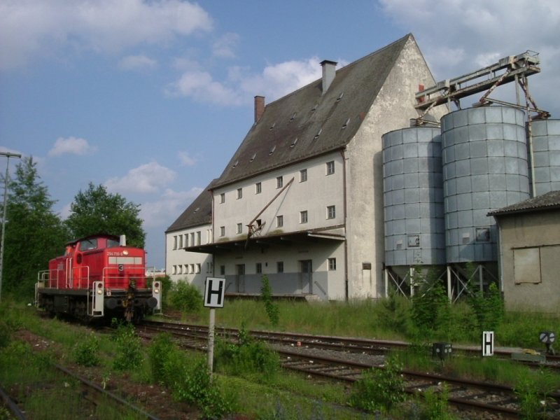Am 04.06.2007 rangiert 294 716 im Bahnhof Hirschau. Hier vor dem groen BAYWA Lagerhaus von Hirschau. (Strecke Amberg-Schnaittenbach)