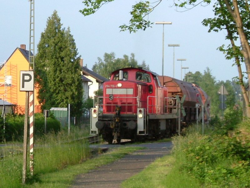 Am 04.06.2007 rangiert 294 716 einen Wagen im Bahnhof Hirschau aus! (Strecke Amberg-Schnaittenbach)