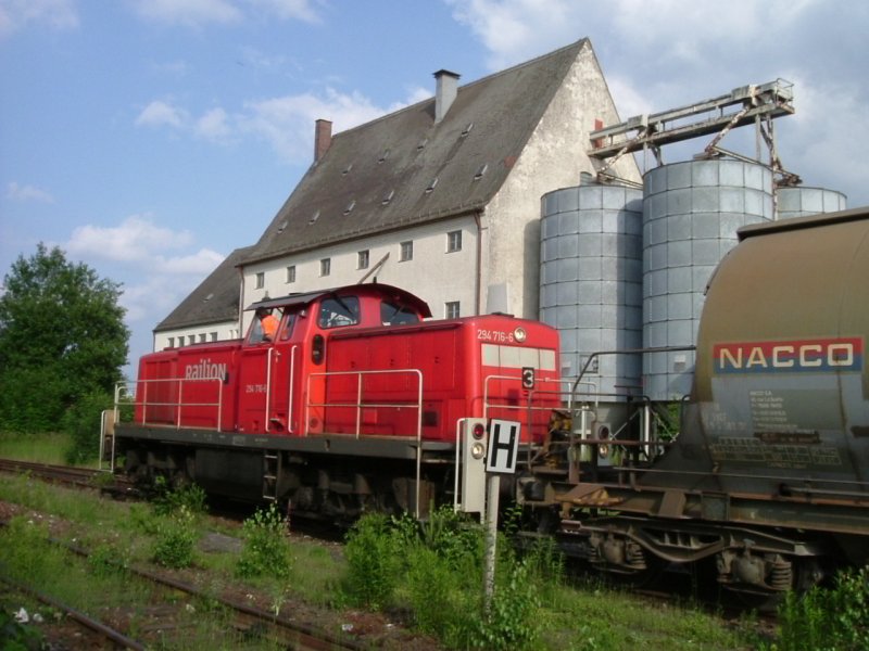 Am 04.06.2007 rangiert 294 716 einen Wagen aus dem Gleis 2 in Hirschau um ihn dann der Frima Gebrder Dorfner zuzustellen. (Strecke Amberg-Schanittenbach)
