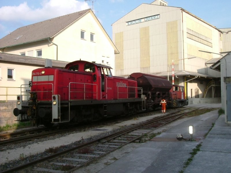 Am 04.06.2007 stellt 294 716 der Firma Kick in Schnaittenbach 1 Wagen zu. Hinten hngt die Werklok Nr. 6 der Firma Kick. Frher war Kick die Firma, mit dem hchsten Verkehrsaufkommen auf der Strecke Amberg-Schnaittenbach, Heute ist fast nix mehr los.