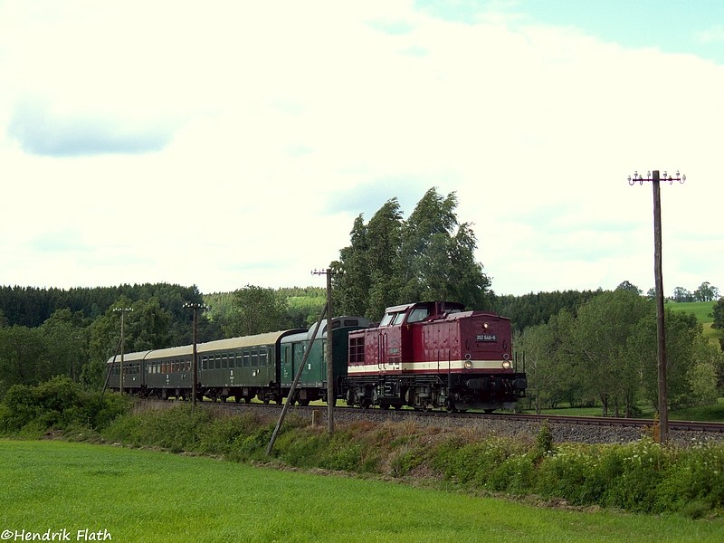 Am 04.06.2009 war 202 646 der EGB mit einem stilechten Zug aus DR-Wagenmaterial fr die Mitarbeiter der Erzgebirgsbahn (EGB). Als Rbz 70995 ist der Zug nahe Walthersdorf unterwegs.