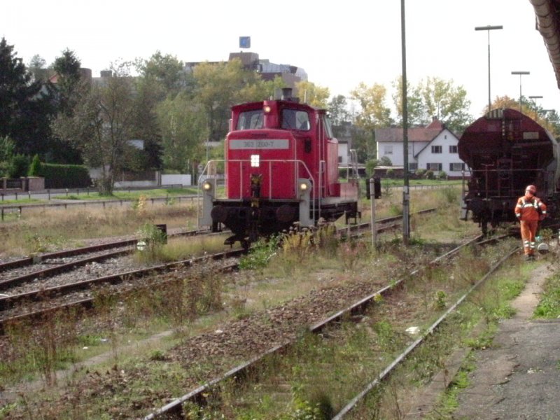 Am 04.10.2004 kommt 363 200 gerade in Hirschau an, um den auf Gleis 1 stehenden Gterzug ber die Wasserscheide bei Gebenbach nachzuschieben. Seit Ende 2004 fahren auf dieser Strecke nur noch 294 des BW Nrnberg und die Schiebedienste sind seit dem auch Geschichte.(Strecke mberg-Schnaittenbach).