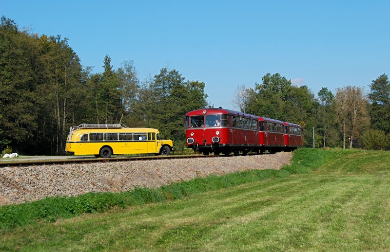Am 04.10.2009 waren die Passauer Eisenbahnfreunde in Ampfelwang zu Gast. Als der Triebwagen die Eisenbahnkreuzung passierte, mute der Bus der  Deutschen Bundespost  warten;-)