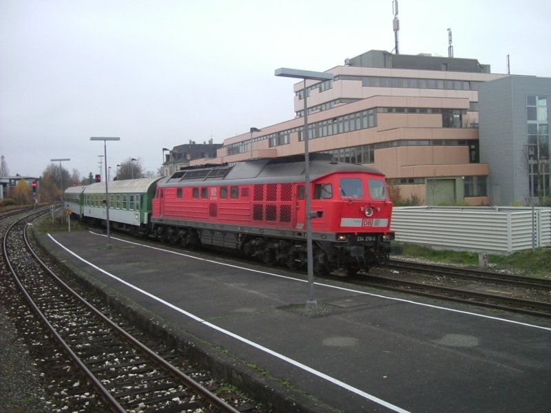 Am 04.11.2005 kommt 243 278 mit einem RE in Amberg an.