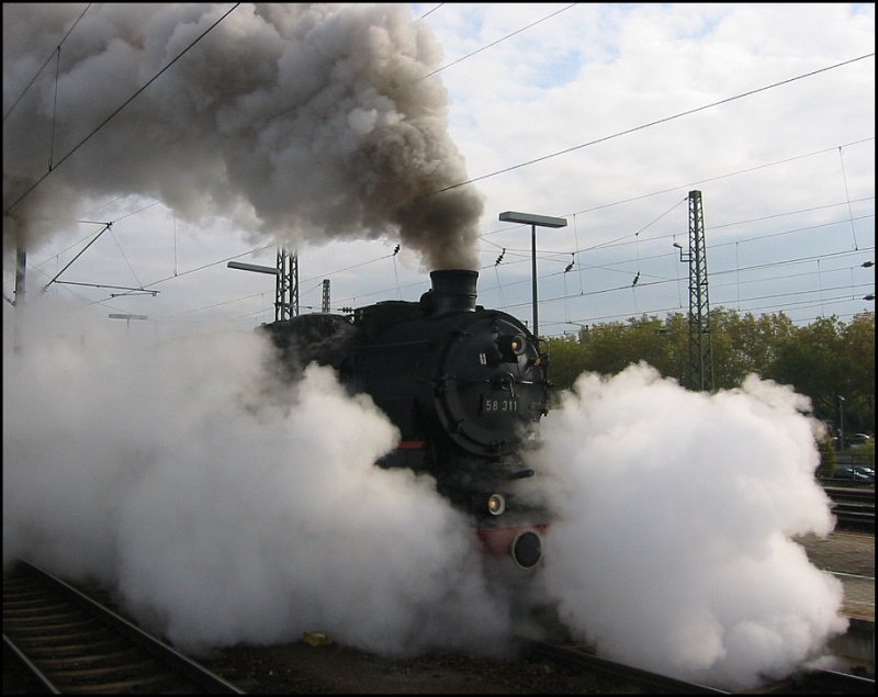 Am 04.11.2006 fuhr 58 311 der Ulmer Eisenbahnfreunde mit einem Sonderzug von Karlsruhe Hbf nach Bad Herrenalb. Hier fhrt sie gerade unter betrchtlicher Dampf- und Qualmentwicklung los.