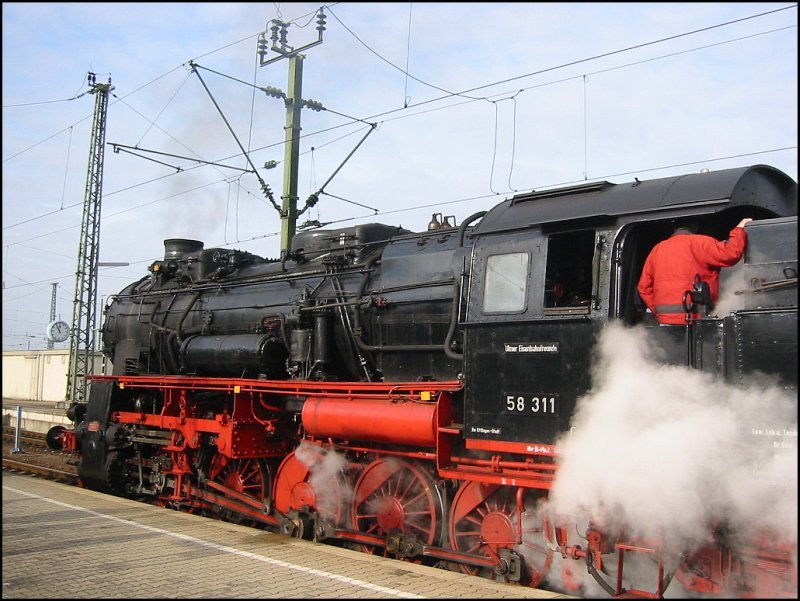 Am 04.11.2006 stand 58 311 der Ulmer Eisenbahnfreunde mit einem Sonderzug nach Bad Herrenalb in Karlsruhe Hbf.
