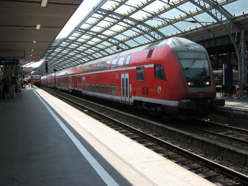 Am 05. Juli 2006 steht ein Dosto-Stw mit einem RE 1 (NRW-Express) von Hamm (Westfalen) nach Aachen im Klner Hbf. Im Hintergrund erkennt man noch, wenn man mal sehr genau hinsieht noch eine 143 die Schublok einer S6 nach Essen war.