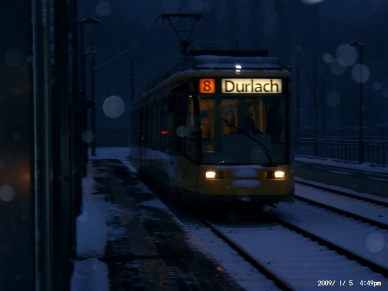 Am 05.01.09 fuhr die Linie 8 gegen Abend nach Durlach Turmberg an der Haltestelle Zndhtle ein