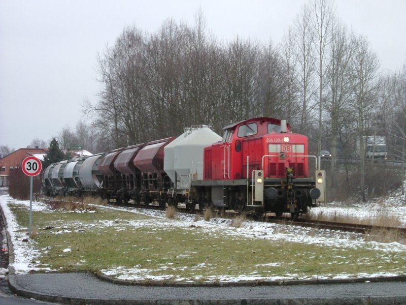 Am 05.01.2006 zieht 294 120 einen vollausgelasteten Gterzug nach Amberg. Hier ist sie kurz vor der berquerung der Nrnberger Strae in Hirschau. (Strecke Amberg-Schnaittenbach)