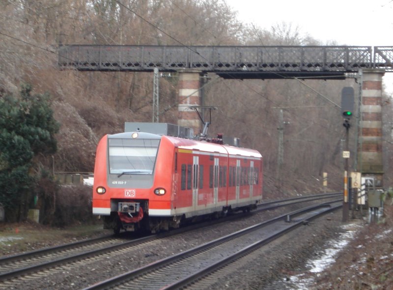 Am 05.02.09 unterquert 425 833-7 die markante Fugngerbrcke am Mnchner Nockherberg. 
