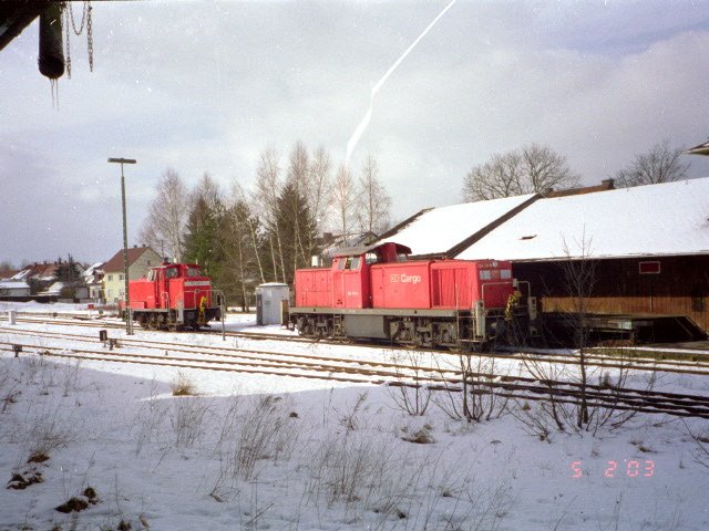 Am 05.02.2003 stehen die Zuglok (294) und die Schiebelok (V60) hintereinander. Die 294 hatte den Zug vor der einfahrweiche stehen gelassen und ist zu Wartungsarbeiten vor die Gterhalle von Hirschau gefahren. Die V60 musste danach noch umgesetzt werden, um auf die andere Seite der 294 zu gelangen. Seltene Situation. (Strecke Amberg-Schnaittenbach). Das Foto war ein Negativ, das mir ein ehem. Kollege mit einem Negativscanner digitalisiert hat.