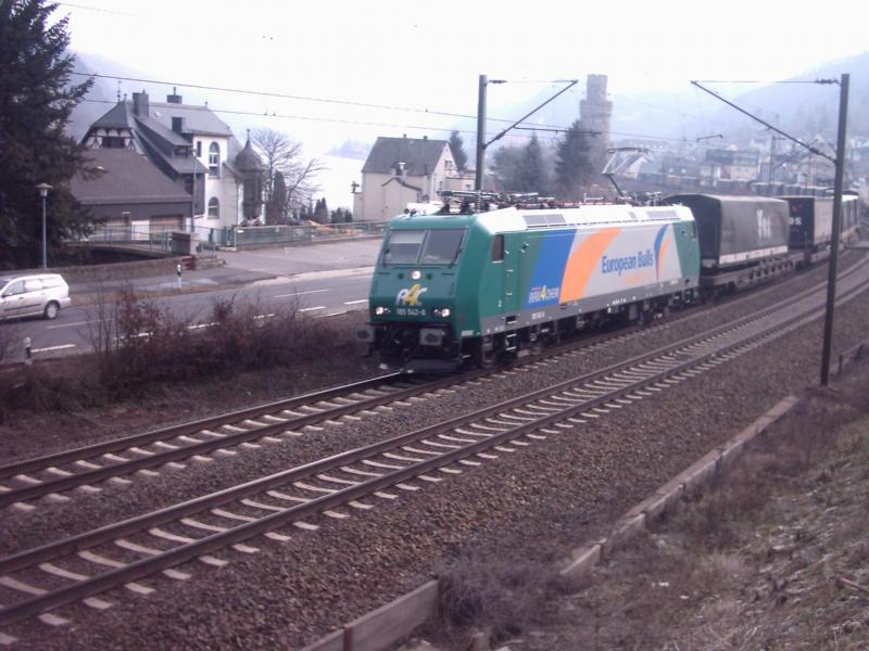 Am 05.03.2005 fuhr Baureihe 185 542-8 mit der Werbung European Bulls durch Oberwesel in Richtung Kln.