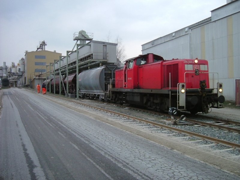 Am 05.04.2006 rangiert 294 148 im Stutzen 1 des PA Dorfner zwischen Hirschau und Schnaittenbach einige Wagen. (Strecke Amberg-Schnaittenbach)