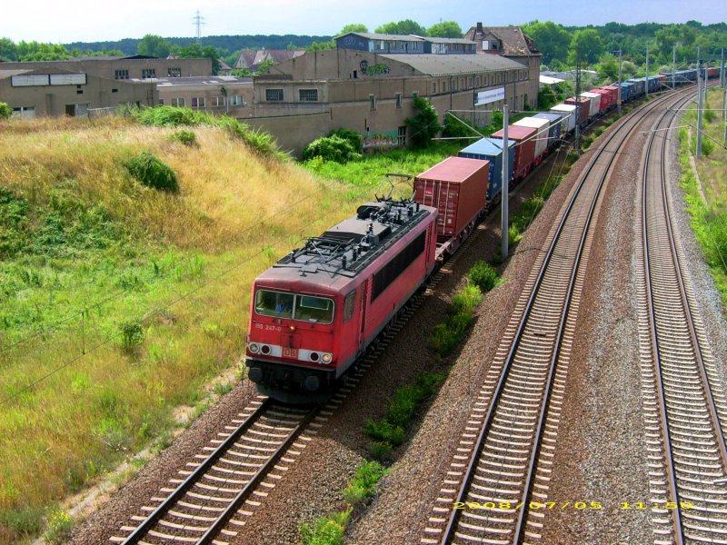 Am 05.07.08 zieht 155 247 einen Containerzug aus Richtung Halle/Saale kommend durch Bitterfeld.
