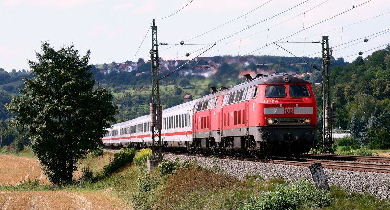 Am 05.08.08 befrdert die Ulmer 218 161 zusammen mit einer baugleichen Maschine den IC 2013 bei Uhingen in Richtung Oberstdorf. Die zwei Dieselloks wurden in Stuttgart an den Zug gehngt.