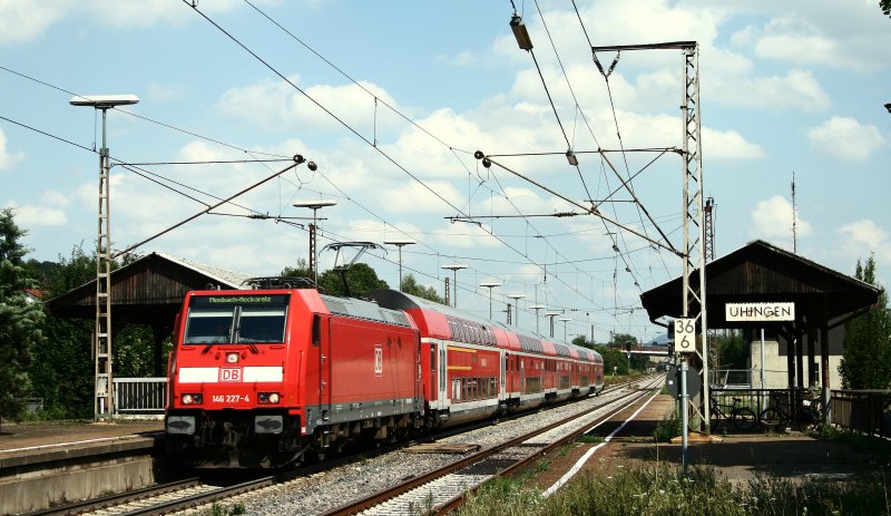 Am 05.08.08 durchf�hrt 146 227 mit einem Regionalzug nach Mosbach-Neckarelz den Bahnhof von Uhingen.