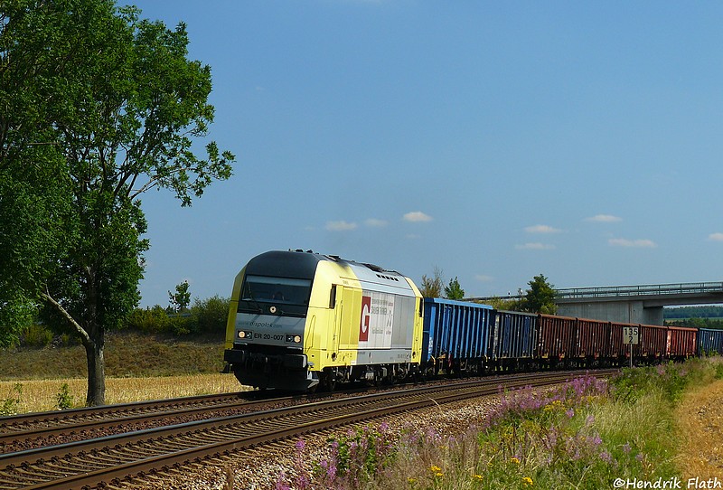 Am 05.08.2009 zieht ER 20 007 den Schrottzug aus Knitz in Richtung Hof um ihn dann weiter nach Cheb (CZ) zu bringen. Aufgenommen in Kornbach (Vogtl.)