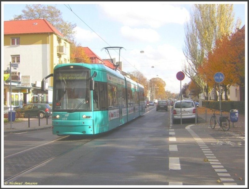 Am 05.11.2007 befand sich der S-Triebwagen 255 (Baujahr 2006 Bombardier) als Fahrschulwagen auf dem eingleisigen Streckenabschnitt im Marbachweg, der planmssig nicht mehr befahren wird, aufgenommen an der Kreuzung Flensburger Strae in Fahrtrichtung Dornbusch.